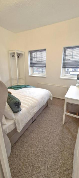 Entire 2 Bed Flat On 3rd Floor Near Centre & Stadium Apartment